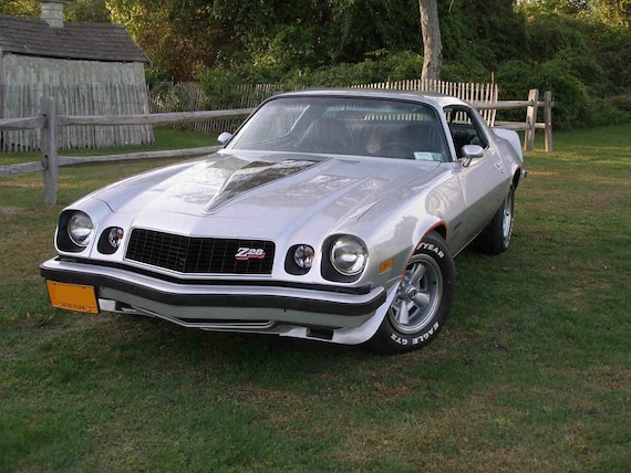 1977年式 シボレー・カマロ Z28 (シルバー) | ポスター | 24x36インチ