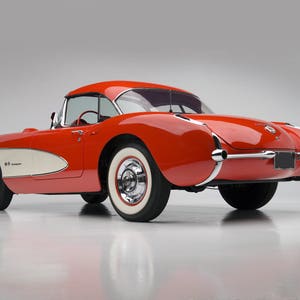Puede incluir: Un coche deportivo clásico rojo vintage con un panel lateral blanco y neumáticos de banda blanca. El coche tiene un techo rígido y detalles cromados. El vehículo es un cupé de dos puertas, que muestra un diseño atemporal.