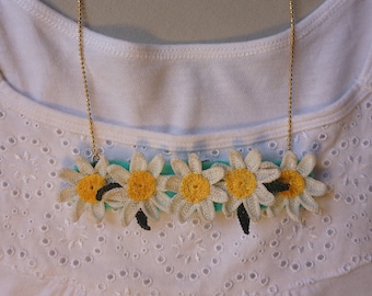 daisy crochet neckress