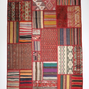 以下が含まれることがあります： さまざまな色と模様が混ざり合ったパッチワークラグ。赤、茶色、ベージュ、緑の色合いの長方形と正方形のパッチが特徴です。各パッチには、ストライプ、幾何学模様、花柄など、ユニークなデザインが施されています。