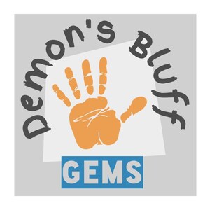 Pode incluir: Um fundo branco com uma impress&atilde;o de m&atilde;o laranja. A impress&atilde;o de m&atilde;o &eacute; cercada pelo texto "Demon's Bluff" em preto. Abaixo da impress&atilde;o de m&atilde;o h&aacute; um ret&acirc;ngulo azul com o texto "GEMS" em branco.