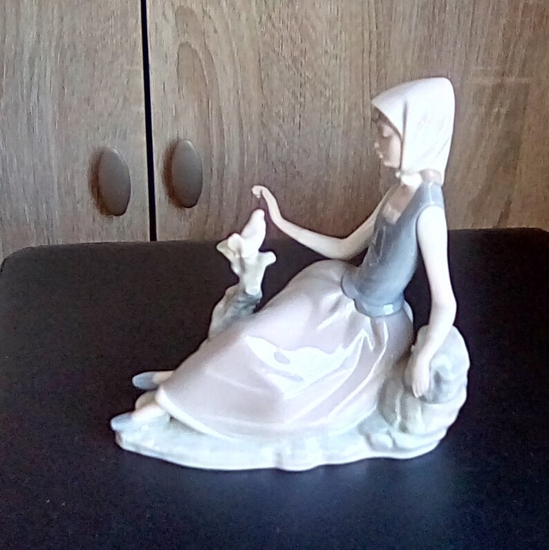 Lladro  Shepherd/'s Girl with Dove with Lace Runner