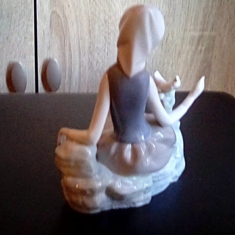 Lladro Shepherd/'s Girl with Dove with Lace Runner