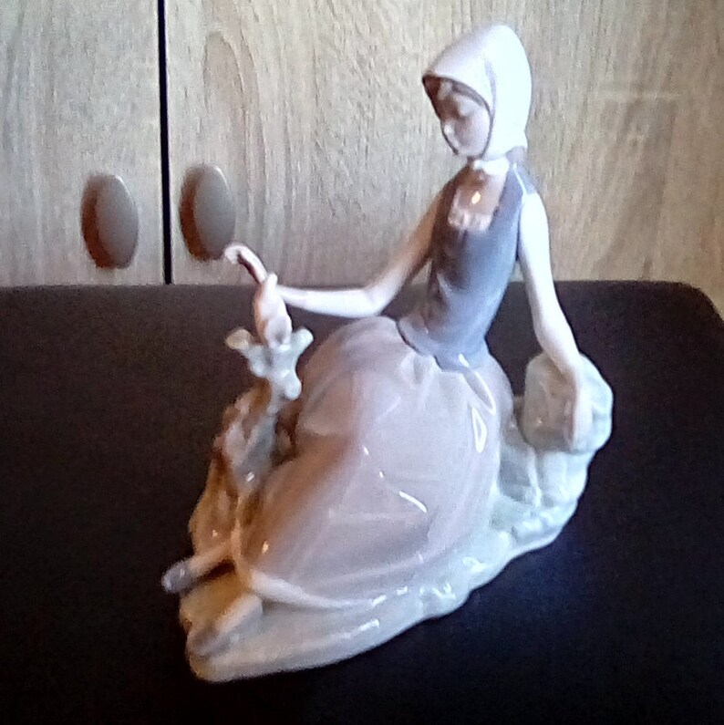 Lladro Shepherd/'s Girl with Dove with Lace Runner