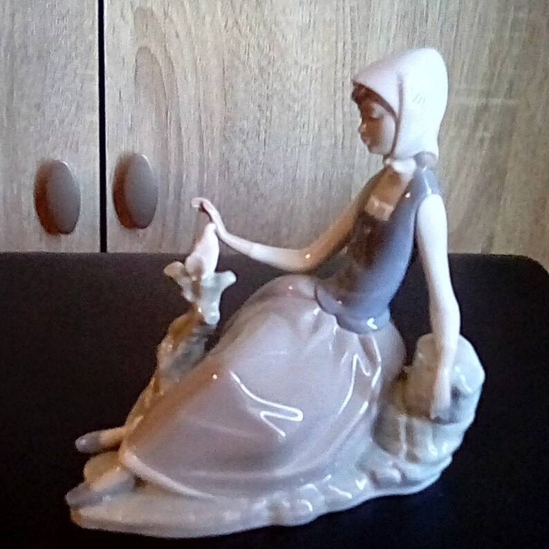 Lladro Shepherd/'s Girl with Dove with Lace Runner