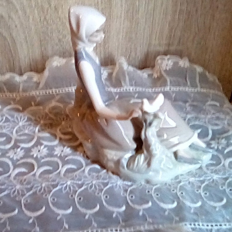 Lladro  Shepherd/'s Girl with Dove with Lace Runner