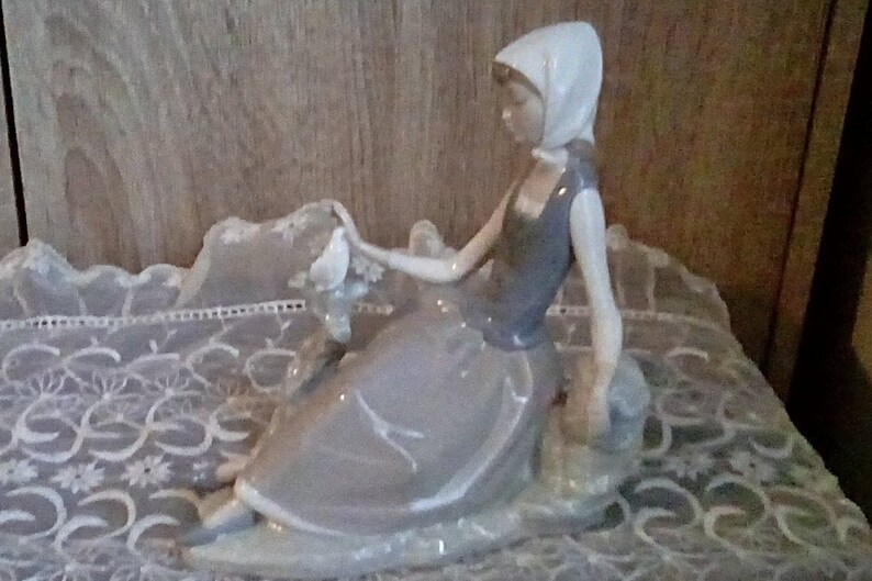 Lladro Shepherd/'s Girl with Dove with Lace Runner