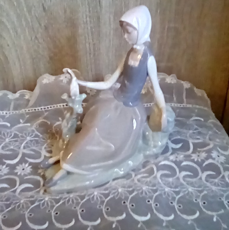 Lladro Shepherd/'s Girl with Dove with Lace Runner