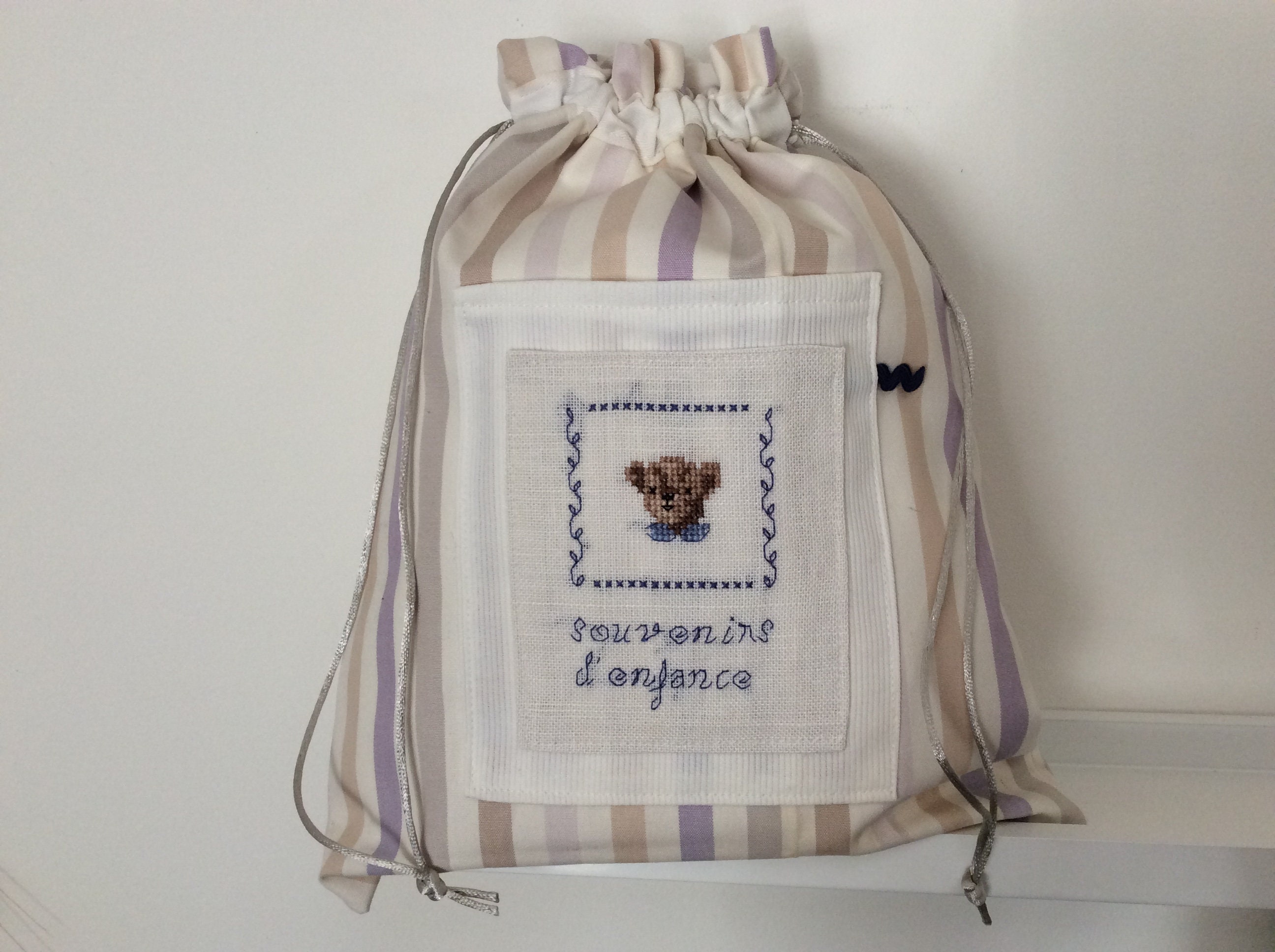 Pochon fait main avec broderie au point France