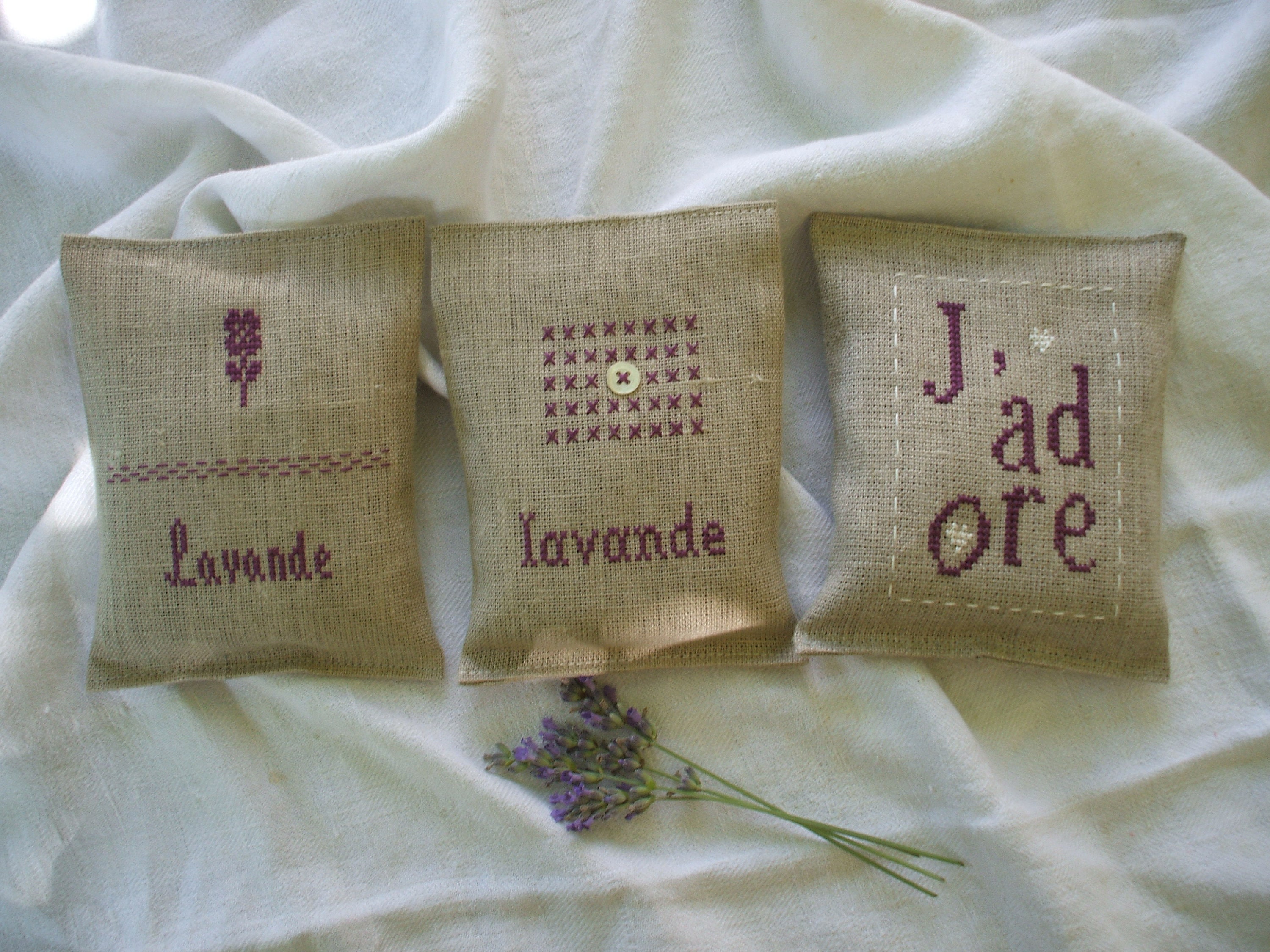 Lot 3 Coussins Fait Main Broderie sur Lin Naturel Point de Croix