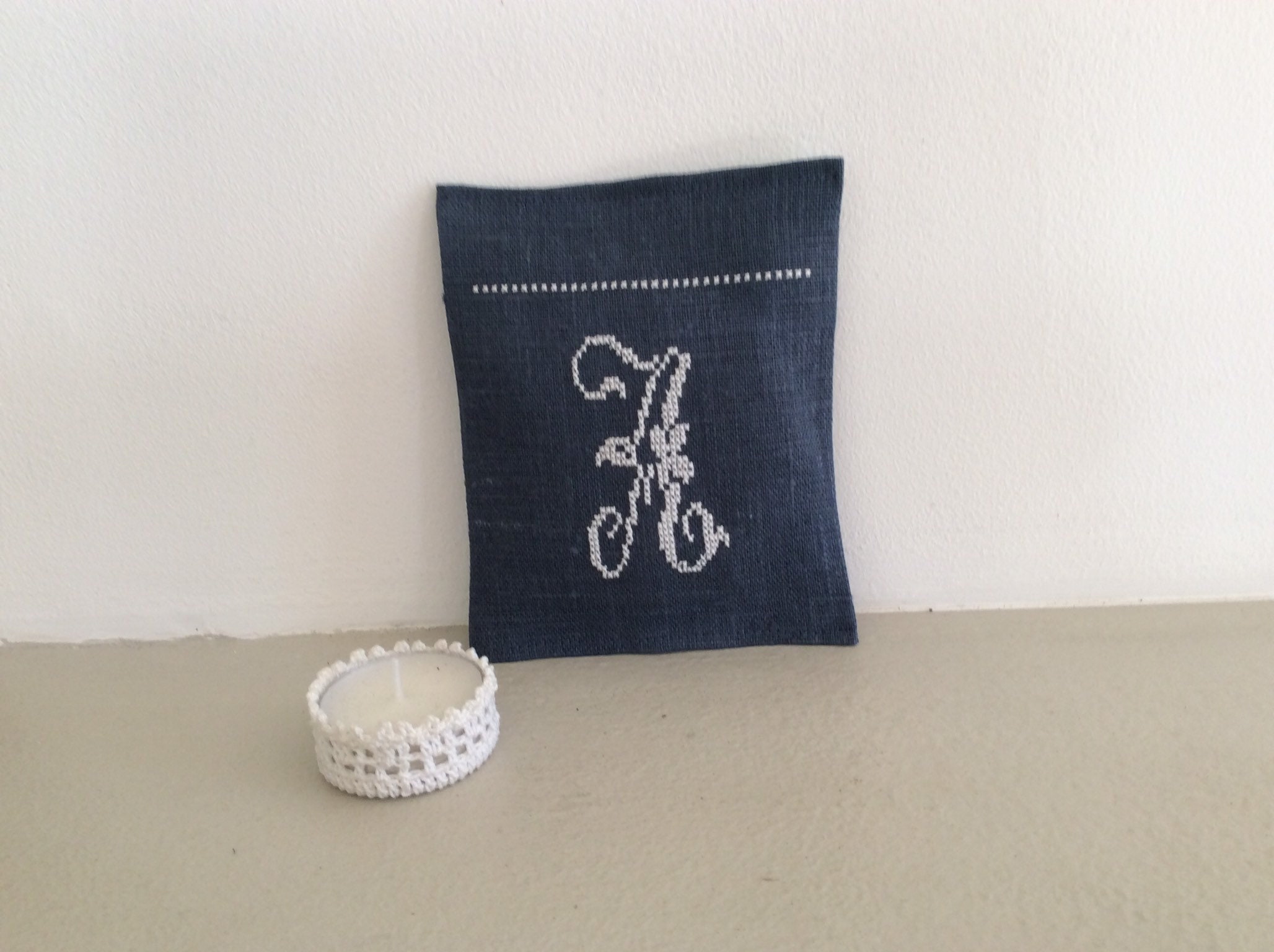 Petit Coussin Garni Ouate et Lavande avec Broderie Au Point de Croix