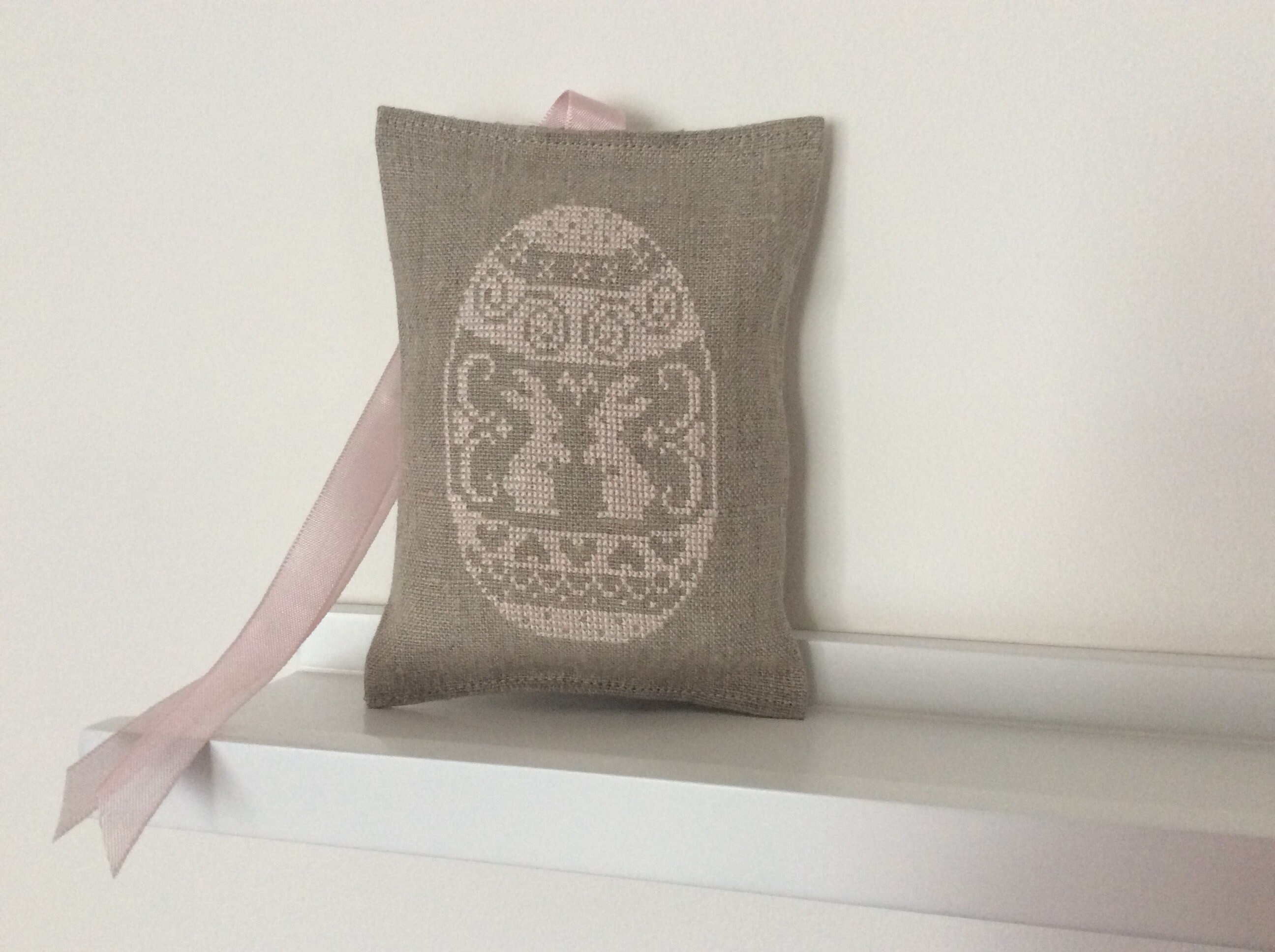 Coussin en Lin Naturel avec Broderie Au Point Compté Pâques 