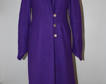 Manteau de prêtresse très chaud , violet profond , très long en pure laine avec double doublure en laine bouillie .