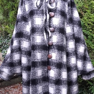 Manteau cape avec capuche en pure laine à carreau noir et blanc doublé de laine bouillie grise image 1