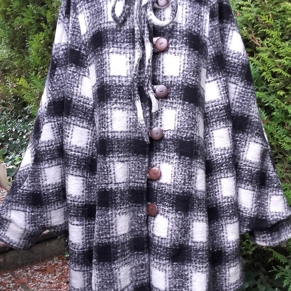 Manteau cape avec capuche  en pure laine à carreau noir et blanc doublé de laine bouillie grise