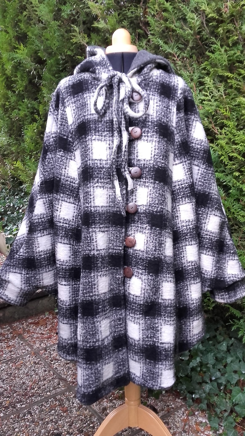 Manteau cape avec capuche en pure laine à carreau noir et blanc doublé de laine bouillie grise image 1