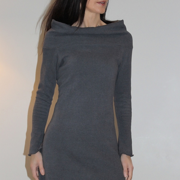 Robe en lainage naturel toutes saisons grand col bateau  mi-longue ,  couleur gris souris