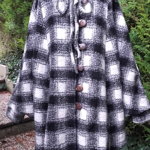 Manteau cape avec capuche en pure laine à carreau noir et blanc doublé de laine bouillie grise image 4