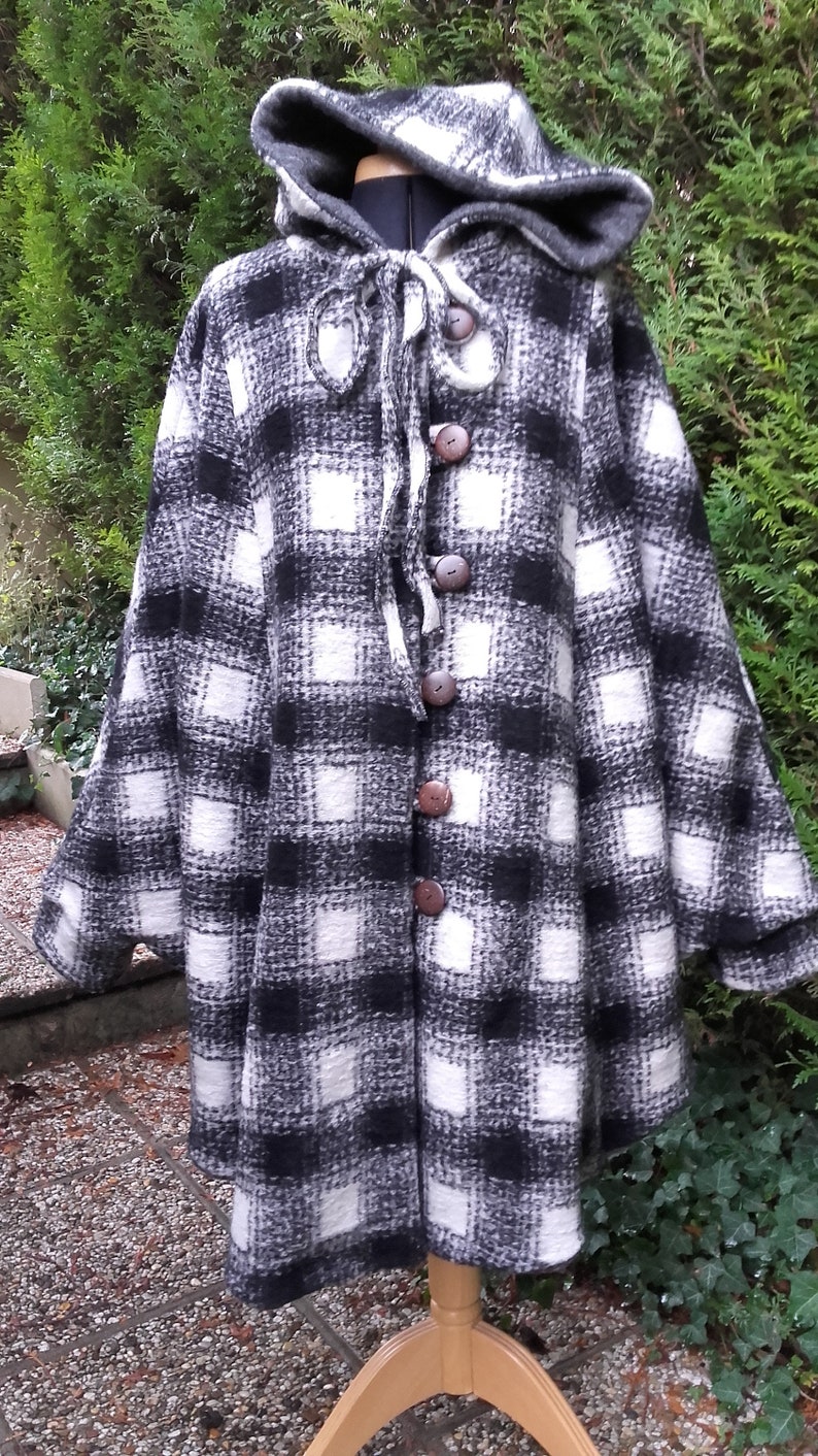 Manteau cape avec capuche en pure laine à carreau noir et blanc doublé de laine bouillie grise image 4