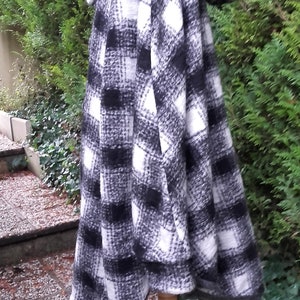 Manteau cape avec capuche en pure laine à carreau noir et blanc doublé de laine bouillie grise image 2