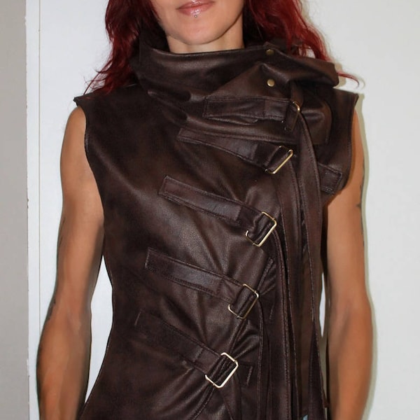 Sleeveless vest in marbled brown imitation leather with removable snood collar, sliding buckles with long links