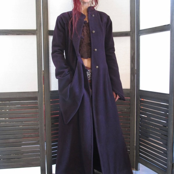 Manteau long, intemporel , en pure laine , violet prune