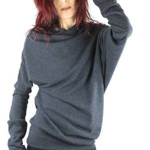 Pull asymétrique , déstructuré , plissé , gris souris , en lainage tricot image 2