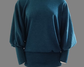 Pull chauve souris ample , épaule dénudée ou encolure évasée , en lainage maille tricot fin bleu pétrole