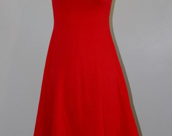 Robe asymétrique avec large encolure ou épaules dénudées  en jersey de coton rouge vif