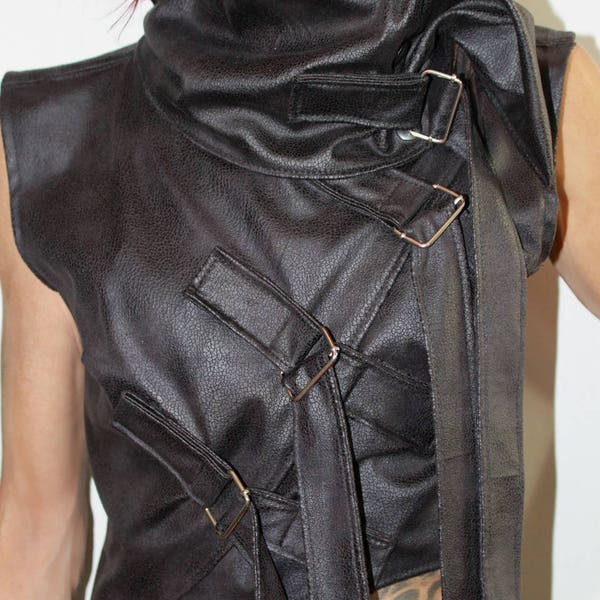 Vest, black, short, in faux leather, with long ties and buckles, snood collar, removable