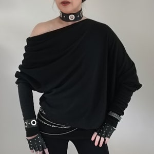 Pull asymétrique ,plissé , surdimensionné ,  épaule dénudée minimaliste et oversize noir en maille tricot douce