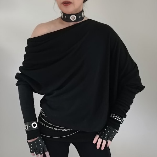 Pull asymétrique ,plissé , surdimensionné ,  épaule dénudée minimaliste et oversize noir en maille tricot douce