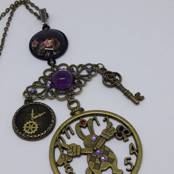 sautoir steampunk bronze alice au pays des merveilles avec médaillon horloge,breloques ,cabochon swarowski,cabochon steampunk et strass