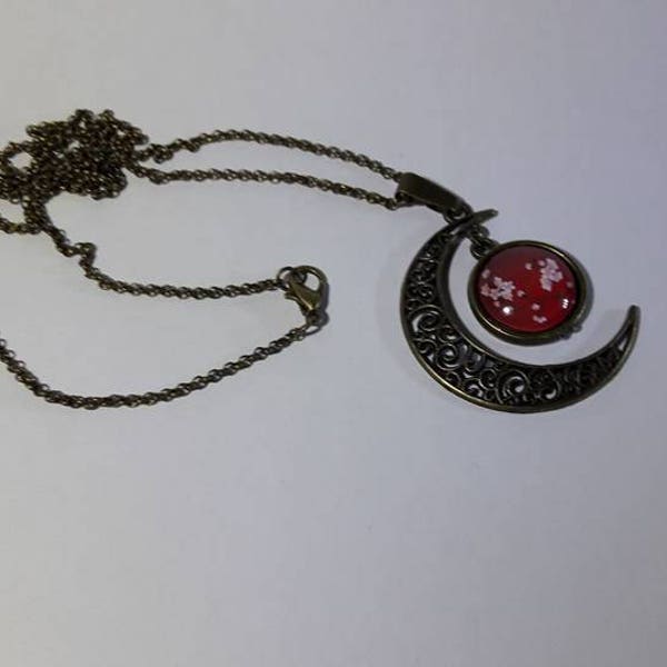 collier sautoir bronze pendentif croissant de lune et cabochon fleuri rouge