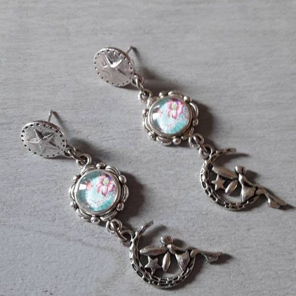 boucles d'oreilles  argentées avec connecteur cabochon fleuri bleu  desigual et fée sur la lune en pendentif