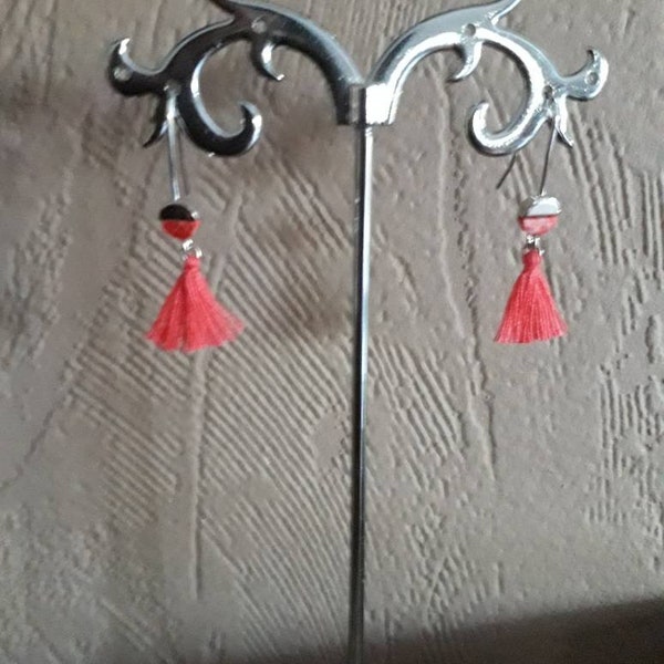 boucles d'oreilles argent crochet et Pierre de marbre corail avec pompon corail