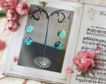 boucles d'oreilles perle et cabochon de fleurs couleur vert d'eau