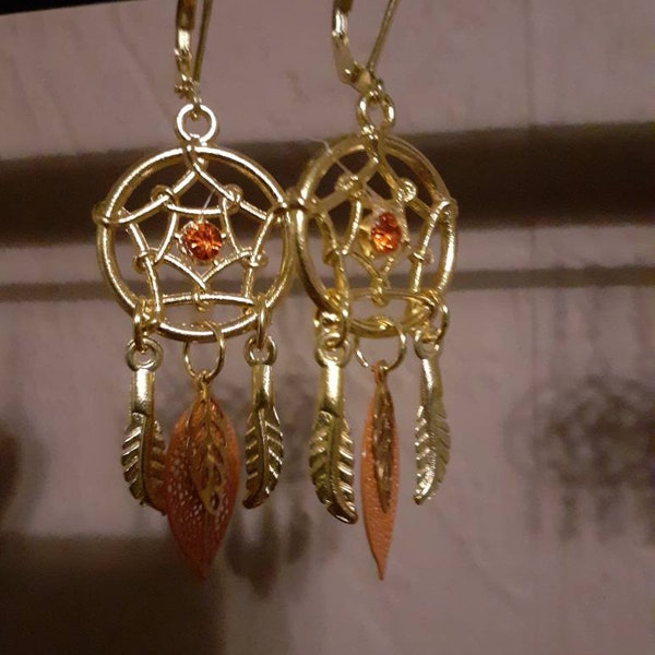 boucles d'oreilles dorées fantaisie attrape-reve et feuille corail