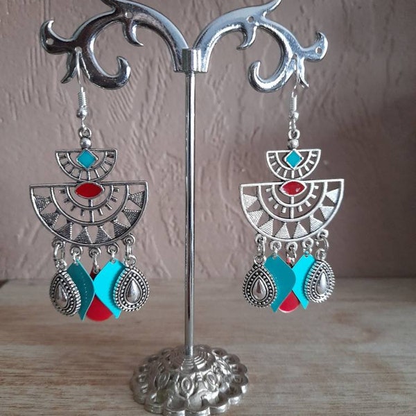 boucles d'oreilles argentées style azteque avec pampilles colorées