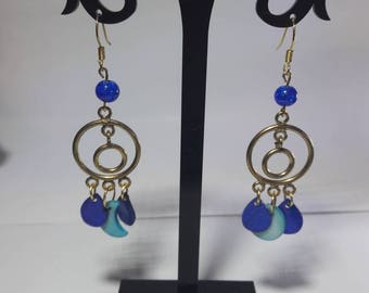 boucles d'oreilles dorées vieillies avec connecteur,breloques et sequins bleus