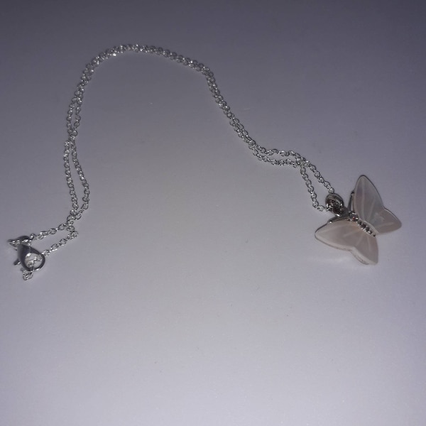 collier chaîne argent avec pendentif papillon en nacre