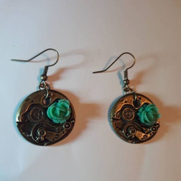 boucles d'oreilles steampunk avec engrenage bronze et fleur en résine vert d'eau