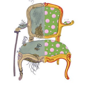 Op de afbeelding: Een vintage fauteuil met een gespleten persoonlijkheid. De ene kant is bekleed met een groene stof met een versleten, verweerde uitstraling, terwijl de andere kant is bekleed met een felgroene stof met roze stippen. De stoel heeft een geel houten frame en een enkel been.