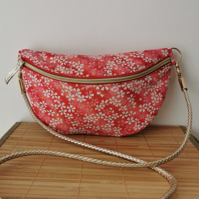 Sac banane, sac bandouliere , coton rose imprimé, anse dorée image 3