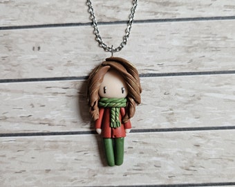 Collier petite fille brune, avec veste bordeau et écharpe verte