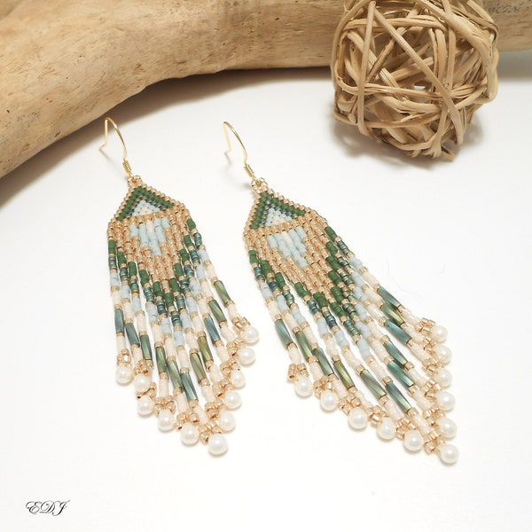 Grandes boucles d'oreilles bohème à franges perlées miyuki vert émeraude blanc nacré doré