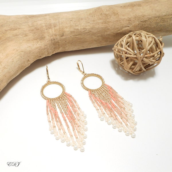 Boucles d'oreille perles miyuki tissées franges créoles saumon beige nacré et doré