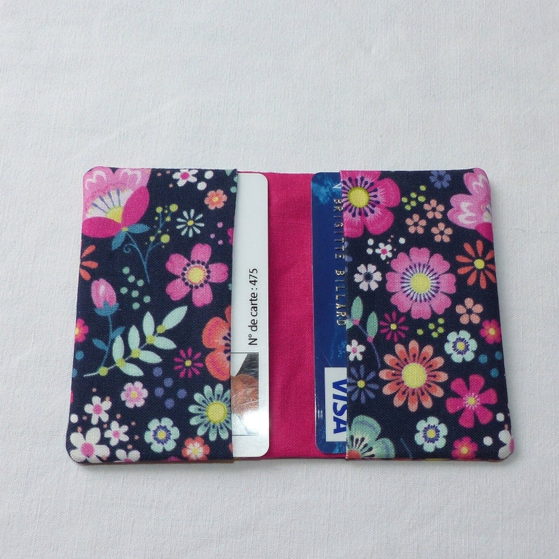Porte-cartes deux cartes en tissu japonais, étui cartes bancaires, cadeau pas cher Fleurs fond fuchsia