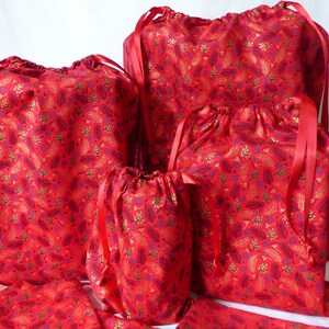 Reusable gift wrapping pouch 6 sizes, Christmas gift bag Feuilles fond rouge