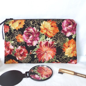Pochette en tissu de créateur imprimé fleurs et fils dorés